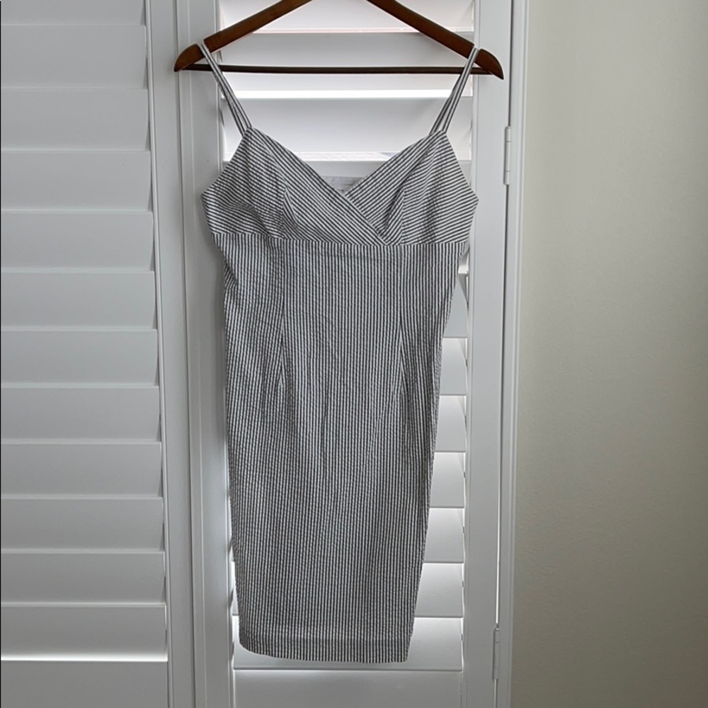 Isaac Mizrahi Sz 8. EUC Gray and White Seersucker